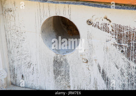 Loch mit einem Diamant Bohrer in das Betonfundament gebohrt. Stockfoto