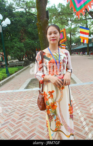 HAI DUONG, VIETNAM, Oktober, 9: Unbekannter vietnamesischer Frauen tragen traditionelle lange Kleid am Oktober 9, 2014 in Hai Duong, Vietnam. Ao Dai ist bekannt Stockfoto