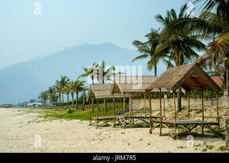 Umkleidekabinen am Strand in Vietnam. Stockfoto