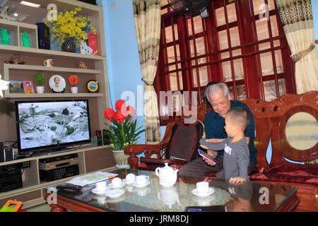 Hanoi, Vietnam, März, 23, 2015: Großvater und Enkel Stockfoto