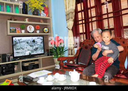 Hanoi, Vietnam, März, 23, 2015: Großvater und Enkel Stockfoto