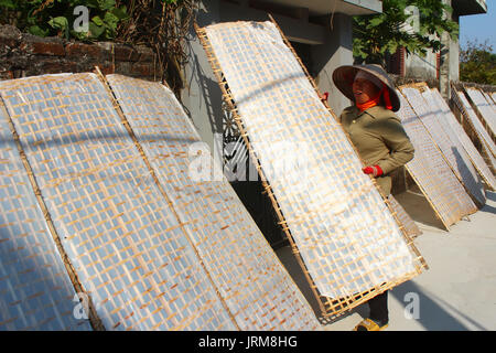 HAI DUONG, VIETNAM, Januar, 17.: Landwirt traditionell hergestellt Reis papier trocknen in der Sonne am Januar 17, 2015 in Hai Duong, Vietnam Stockfoto