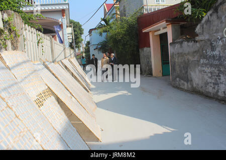 HAI DUONG, VIETNAM, Januar, 17.: Landwirt traditionell hergestellt Reis papier trocknen in der Sonne am Januar 17, 2015 in Hai Duong, Vietnam Stockfoto