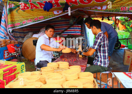 Haiduong, Vietnam, September 10: junge Menschen, die Verarbeitung pflanzlicher am September 10, 2014 in Hai Duong, Vietnam Stockfoto