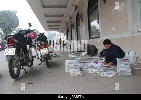 Hanoi, Vietnam, März, 27.: Leute verkaufen Zeitungen auf der Straße am März 27, 2015 in Hanoi, Vietnam Stockfoto