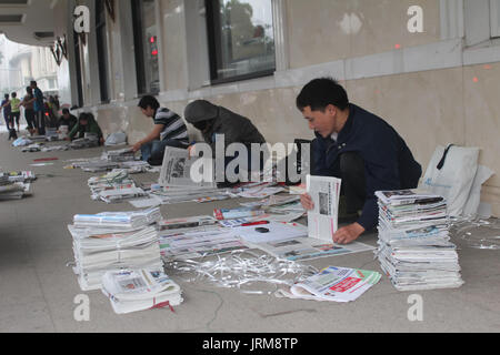 Hanoi, Vietnam, März, 27.: Leute verkaufen Zeitungen auf der Straße am März 27, 2015 in Hanoi, Vietnam Stockfoto