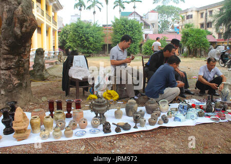 HAI DUONG, VIETNAM, Oktober, 27: die Menschen in Antiquitätenmarkt am 27. Oktober 2014 in Hai Duong, Vietnam. Stockfoto