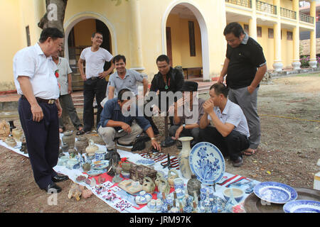 HAI DUONG, VIETNAM, Oktober, 27: die Menschen in Antiquitätenmarkt am 27. Oktober 2014 in Hai Duong, Vietnam Stockfoto