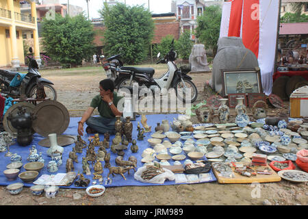 HAI DUONG, VIETNAM, Oktober, 27: die Menschen in Antiquitätenmarkt am 27. Oktober 2014 in Hai Duong, Vietnam. Stockfoto