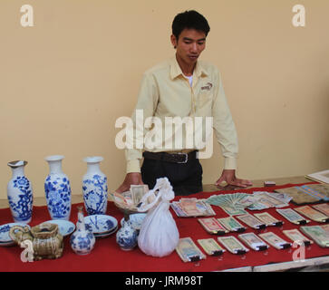 HAI DUONG, VIETNAM, Oktober, 27: die Menschen in Antiquitätenmarkt am 27. Oktober 2014 in Hai Duong, Vietnam. Stockfoto