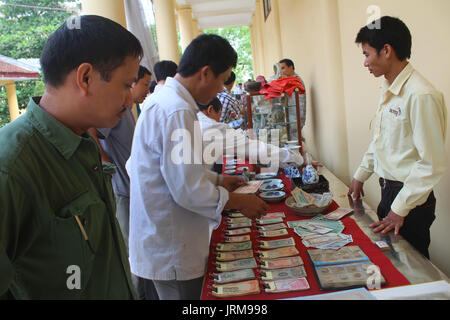 HAI DUONG, VIETNAM, Oktober, 27: die Menschen in Antiquitätenmarkt am 27. Oktober 2014 in Hai Duong, Vietnam. Stockfoto