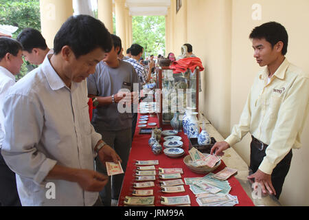 HAI DUONG, VIETNAM, Oktober, 27: die Menschen in Antiquitätenmarkt am 27. Oktober 2014 in Hai Duong, Vietnam. Stockfoto