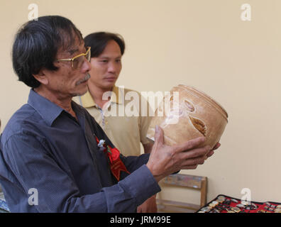 HAI DUONG, VIETNAM, Oktober, 27: die Menschen in Antiquitätenmarkt am 27. Oktober 2014 in Hai Duong, Vietnam Stockfoto