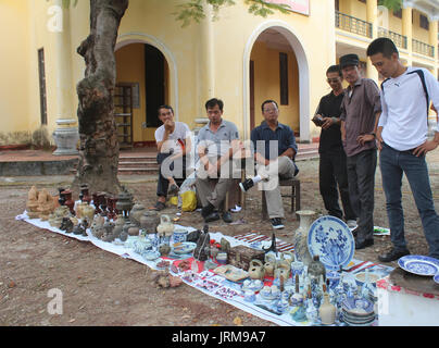 HAI DUONG, VIETNAM, Oktober, 27: die Menschen in Antiquitätenmarkt am 27. Oktober 2014 in Hai Duong, Vietnam. Stockfoto