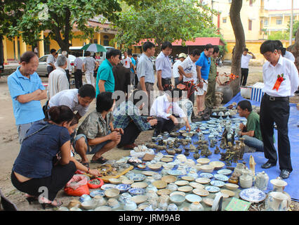 HAI DUONG, VIETNAM, Oktober, 27: die Menschen in Antiquitätenmarkt am 27. Oktober 2014 in Hai Duong, Vietnam. Stockfoto