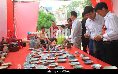 HAI DUONG, VIETNAM, Oktober, 27: die Menschen in Antiquitätenmarkt am 27. Oktober 2014 in Hai Duong, Vietnam. Stockfoto