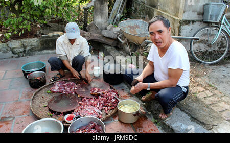 HAI DUONG, VIETNAM, November 20: Asiatische Männer schlachten hund am 20. November 2013 in Hai Duong, Vietnam zu kochen. Stockfoto