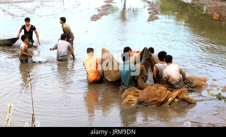 HAI DUONG, VIETNAM, November 20: Asiatische Fischer in der Lagune am 20. November 2013 in Hai Duong, Vietnam. Stockfoto