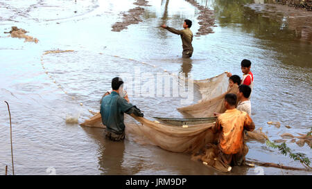 HAI DUONG, VIETNAM, November 20: Asiatische Fischer in der Lagune am 20. November 2013 in Hai Duong, Vietnam. Stockfoto