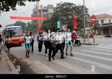 DUONG, VIETNAM, Dezember 13: Pat Bauer, eine australische Athlet, ausgeführt mit Fans am Dezember 13, 2012 in Hai Duong, Vietnam Stockfoto