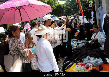 DUONG, VIETNAM, September 26: Frau verkaufen Kleid im Markt am September 26, 2013 in Hai Duong, Vietnam Stockfoto