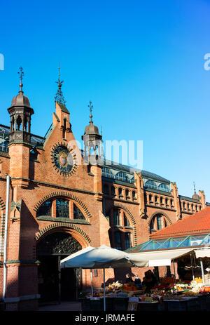 Einer der Eingänge zu Starowislna, Danziger Markthalle, die im späten 19. Jahrhundert errichtet wurde. Stockfoto