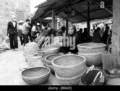 HAI DUONG, VIETNAM, APRIL, 10.: asiatische Frau verkaufen bambus Korb am Markt am April 10 in Hai Duong, Vietnam. Stockfoto