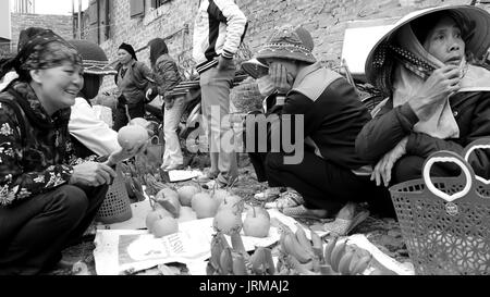 HAI DUONG, VIETNAM, APRIL, 10.: Asiatische Frauen verkaufen Obst auf dem Markt am April 10 in Hai Duong, Vietnam. Stockfoto