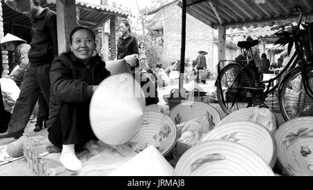 HAI DUONG, VIETNAM, APRIL, 10.: asiatische Frau verkaufen Hüte in den Markt im April 10 in Hai Duong, Vietnam. Stockfoto