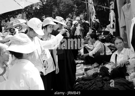 DUONG, VIETNAM, September 26: Frau verkaufen Kleid im Markt am September 26, 2013 in Hai Duong, Vietnam Stockfoto