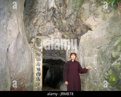 HAI DUONG, VIETNAM, September 15: Mönch in der Pagode in der Höhle am September 15, 2013 in Hai Duong, Vietnam Stockfoto