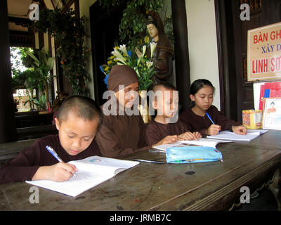 HAI DUONG, VIETNAM, September 18: Mönch teachs das Kind in der Pagode auf September 18, 2013 in Hai Duong, Vietnam Stockfoto