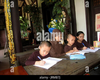 HAI DUONG, VIETNAM, September 18: Mönch teachs das Kind in der Pagode auf September 18, 2013 in Hai Duong, Vietnam Stockfoto