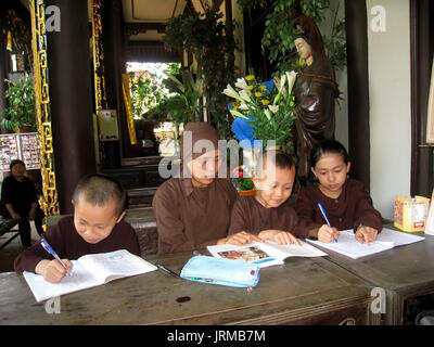 HAI DUONG, VIETNAM, September 18: Mönch teachs das Kind in der Pagode auf September 18, 2013 in Hai Duong, Vietnam Stockfoto