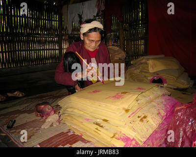 HAI DUONG, VIETNAM, September 20: alte Frau Schreiben auf Papier mit Federkiel in Ihrem Haus auf September 20, 2013 in Hai Duong, Vietnam Stockfoto