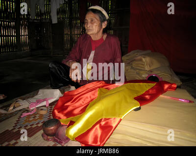 HAI DUONG, VIETNAM, September 20: alte Frau und der rote Fahne in Ihrem Haus auf September 20, 2013 in Hai Duong, Vietnam Stockfoto