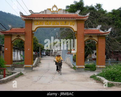 HAI DUONG, VIETNAM, September, 5: Frau verkauft Gemüse auf der Straße mit dem Fahrrad auf September 5, 2013 in Hai Duong, Vietnam Stockfoto