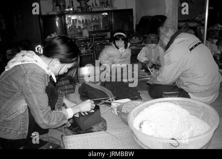 HAI DUONG, VIETNAM, Februar 07.: Eine ländliche Familie Die traditionelle Reis Kuchen am Neujahrstag, am Februar 07, 2013 in Hai Duong, Vietnam. Jede neue Stockfoto