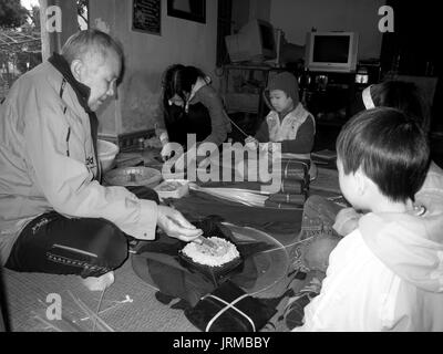 HAI DUONG, VIETNAM, Februar 07.: Eine ländliche Familie Die traditionelle Reis Kuchen am Neujahrstag, am Februar 07, 2013 in Hai Duong, Vietnam. Jede neue Stockfoto
