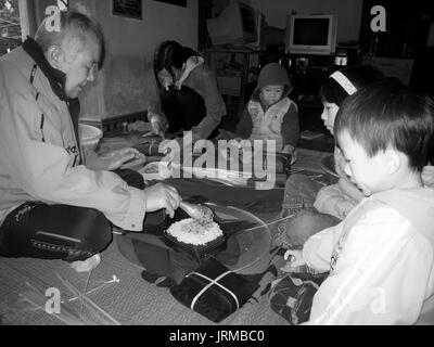 HAI DUONG, VIETNAM, Februar 07.: Eine ländliche Familie Die traditionelle Reis Kuchen am Neujahrstag, am Februar 07, 2013 in Hai Duong, Vietnam. Jede neue Stockfoto