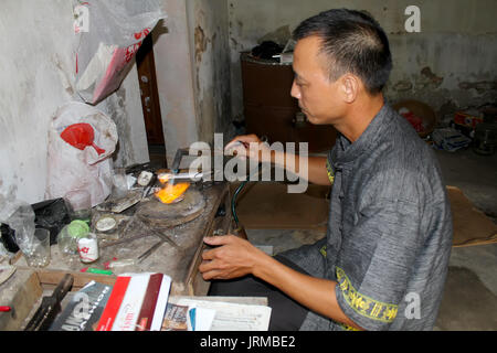 HAI DUONG, Vietnam, 27. Mai: Juwelier gestaltete Silber Ringe am 27. Mai 2013 im traditionellen Dorf Juweliere Chau Khe, Thuc Khang, Binh Giang, Hai Duong, Stockfoto