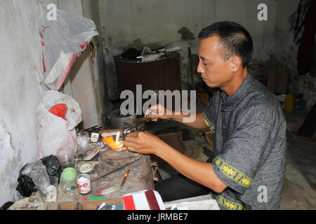 HAI DUONG, Vietnam, 27. Mai: Juwelier gestaltete Silber Ringe am 27. Mai 2013 im traditionellen Dorf Juweliere Chau Khe, Thuc Khang, Binh Giang, Hai Duong, Stockfoto