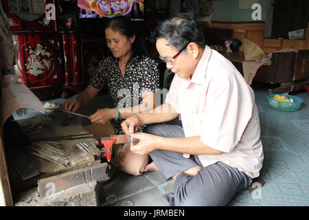 HAI DUONG, Vietnam, 27. Mai: Paare Juwelier gestaltete Silber Ringe am 27. Mai 2013 im traditionellen Dorf Juweliere Chau Khe, Thuc Khang, Binh Giang, Hai Stockfoto