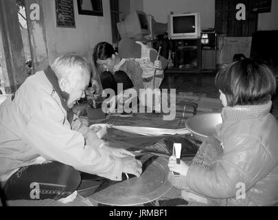 HAI DUONG, VIETNAM, Februar 07.: Eine ländliche Familie Die traditionelle Reis Kuchen am Neujahrstag, am Februar 07, 2013 in Hai Duong, Vietnam. Jede neue Stockfoto