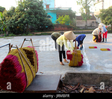 HAI DUONG, Vietnam, 27. Mai: Vietnamesische Frauen die Räucherstäbchen sammeln nach dem Trocknen am 27. Mai 2013 in Hai Duong, Vietnam Stockfoto