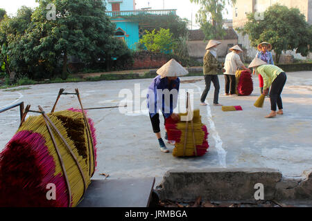 HAI DUONG, Vietnam, 27. Mai: Vietnamesische Frauen die Räucherstäbchen sammeln nach dem Trocknen am 27. Mai 2013 in Hai Duong, Vietnam Stockfoto