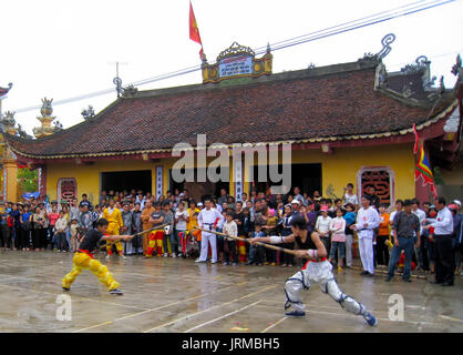 HAI DUONG, VIETNAM, September 18: Kampfkünste Praktiker Leistung traditionellen Kampfkünste auf September 18, 2013 in Hoi An Xuyen, Hai Duong, Vie Stockfoto