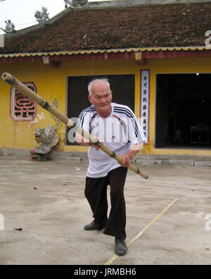 HAI DUONG, VIETNAM, September 18: Martial Arts practitioner Leistung traditionellen Kampfkünste auf September 18, 2013 in Hoi An Xuyen, Hai Duong, Viet Stockfoto