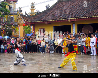 HAI DUONG, VIETNAM, September 18: Kampfkünste Praktiker Leistung traditionellen Kampfkünste auf September 18, 2013 in Hoi An Xuyen, Hai Duong, Vie Stockfoto