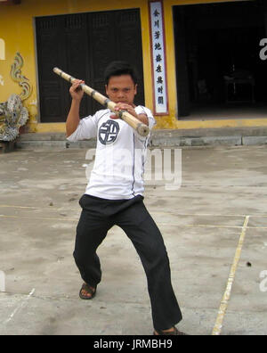 HAI DUONG, VIETNAM, September 18: Martial Arts practitioner Leistung traditionellen Kampfkünste auf September 18, 2013 in Hoi An Xuyen, Hai Duong, Viet Stockfoto